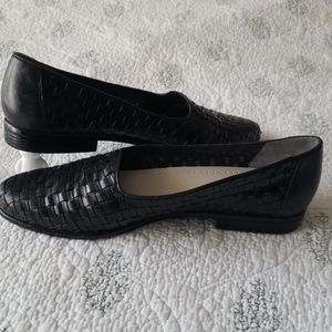 Trotters leather flats in weave pattern. Size 7